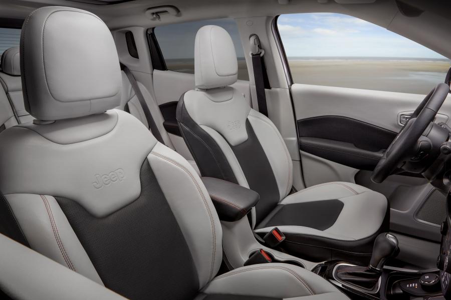 Детали интерьера Jeep Compass Limited 2017 года  (NA) (фото 34 из 62)